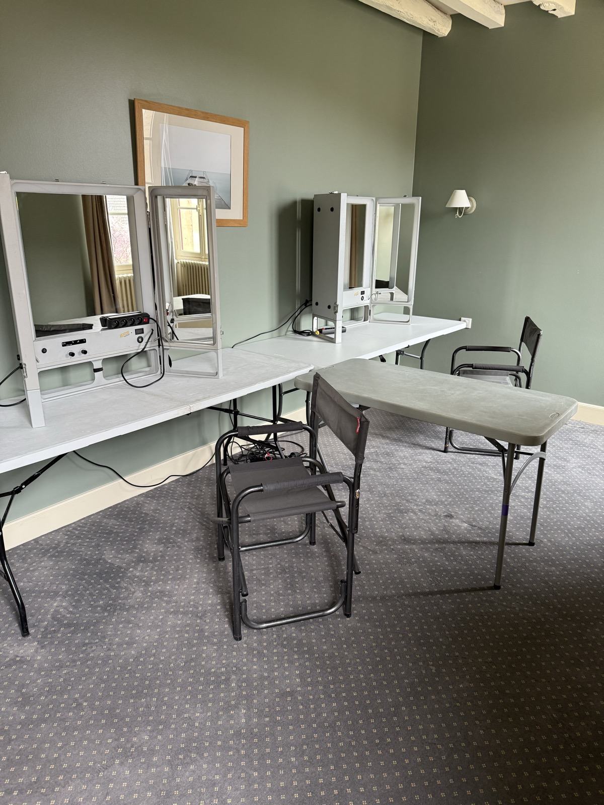 Les loges maquillage installées dans une des maisons