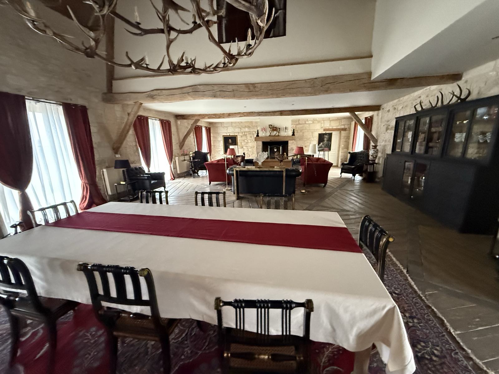 Le décor de banquet sous le lustre en bois de cerf