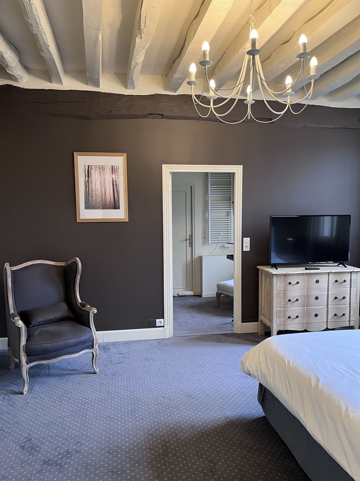 La chambre taupe et sa salle de bains attenante