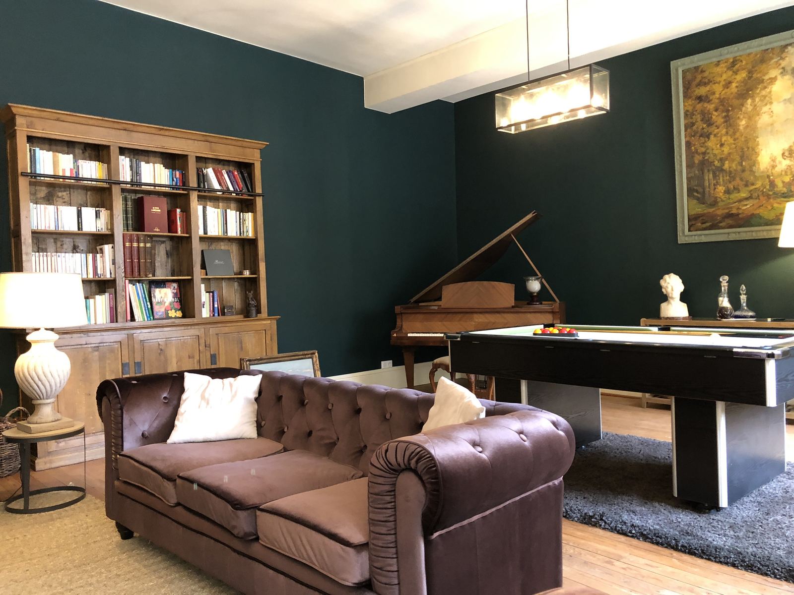 Le salon vert bouteille de La Ferme, bibliothèque et billard