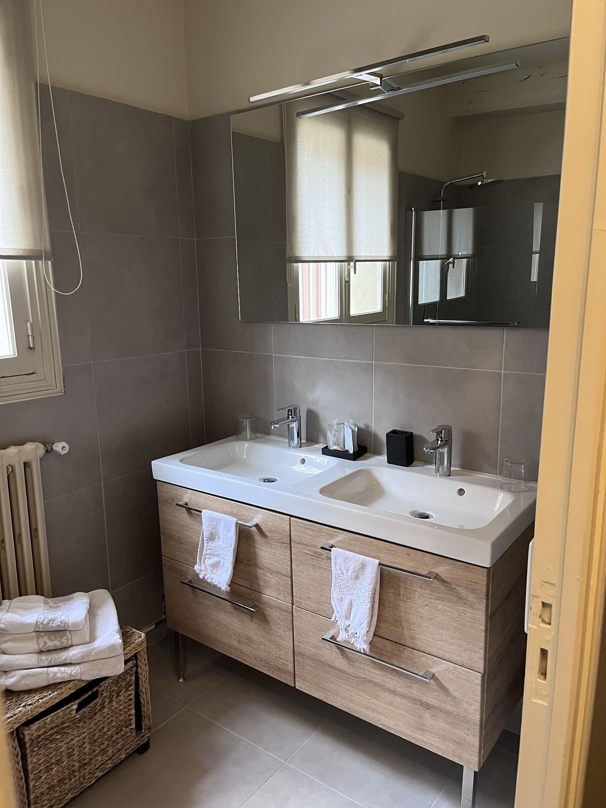 Salle de bains, double vasque et douche à l’italienne