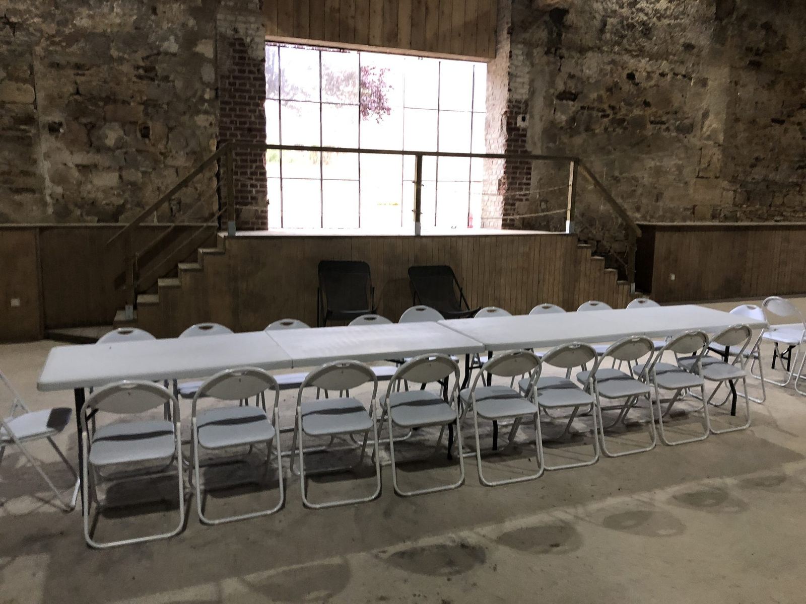 La grange installée en rangs, pour une plénière d’été