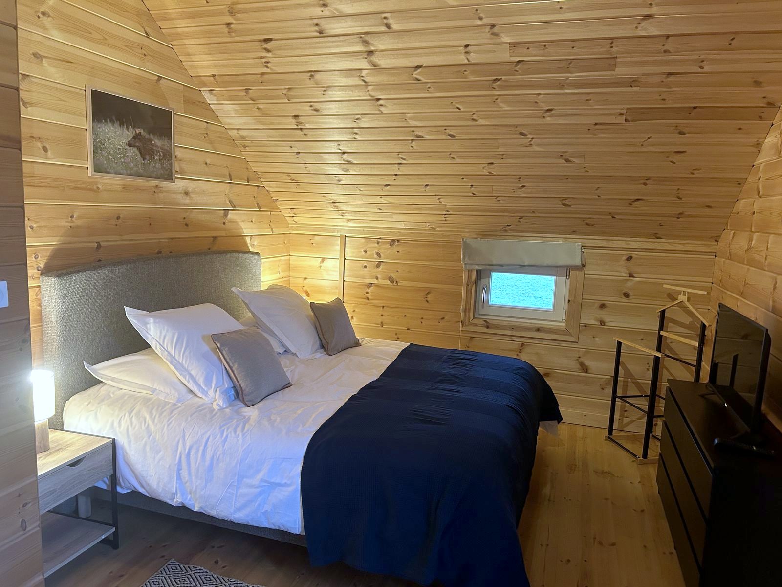 Une chambre double sous charpente de bois clair