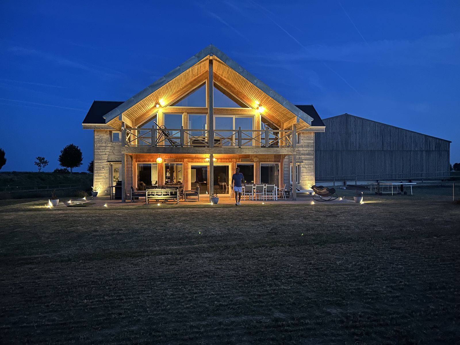 Le chalet à l’heure bleue, toutes lumières allumées