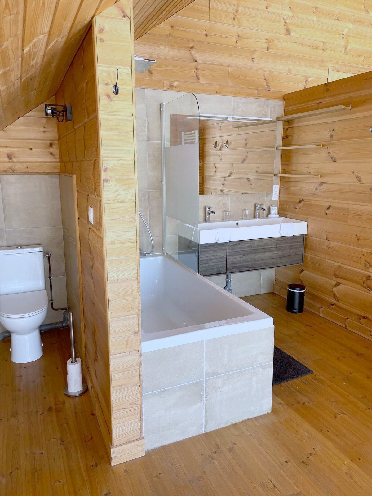 Salle de bains avec baignoire