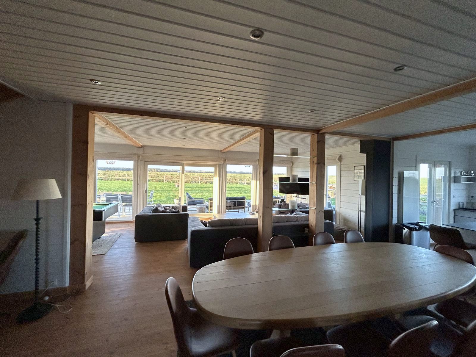 La table et le salon d’un seul tenant, au soleil couchant