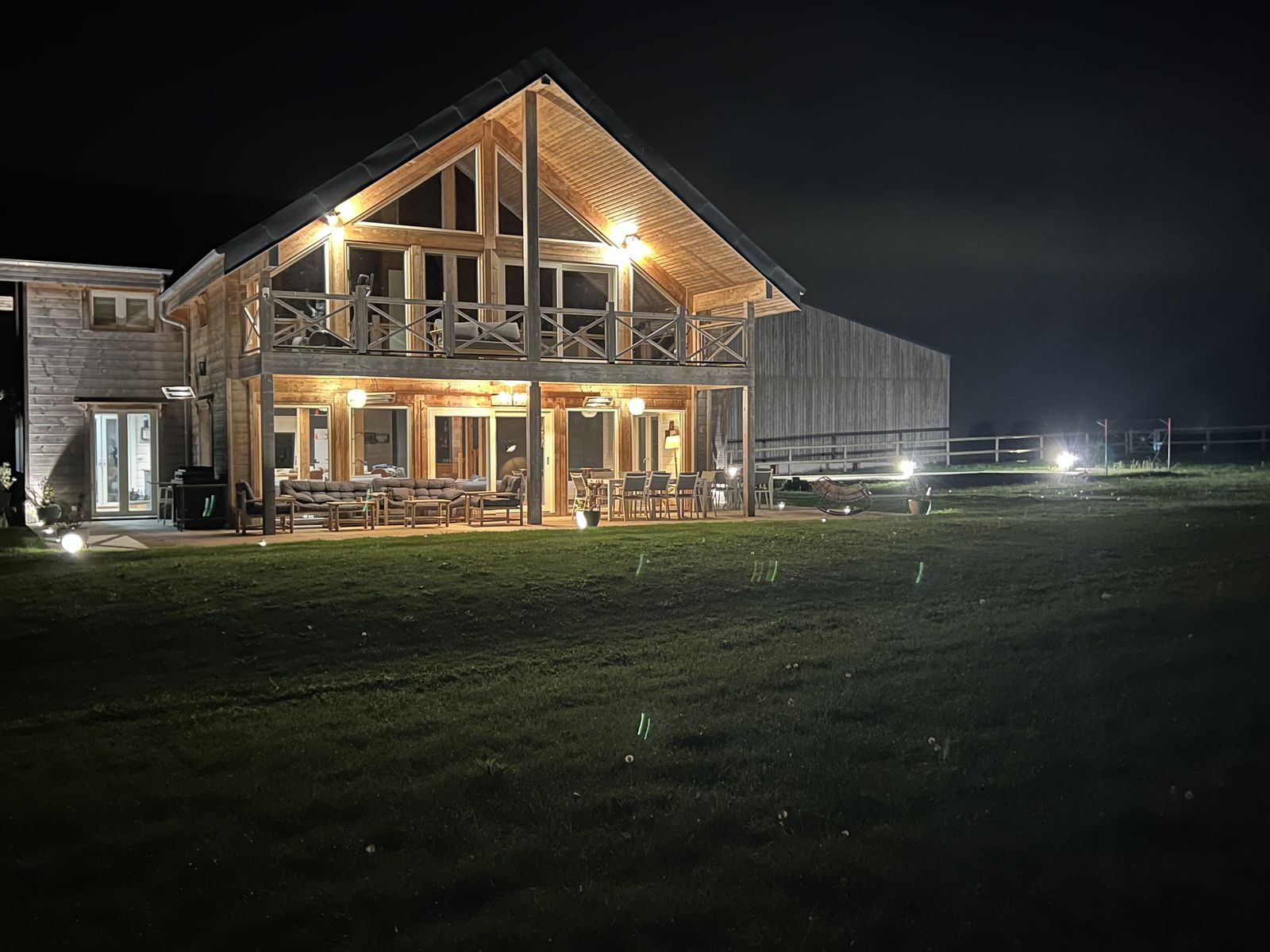 La façade éclairée à la nuit tombée