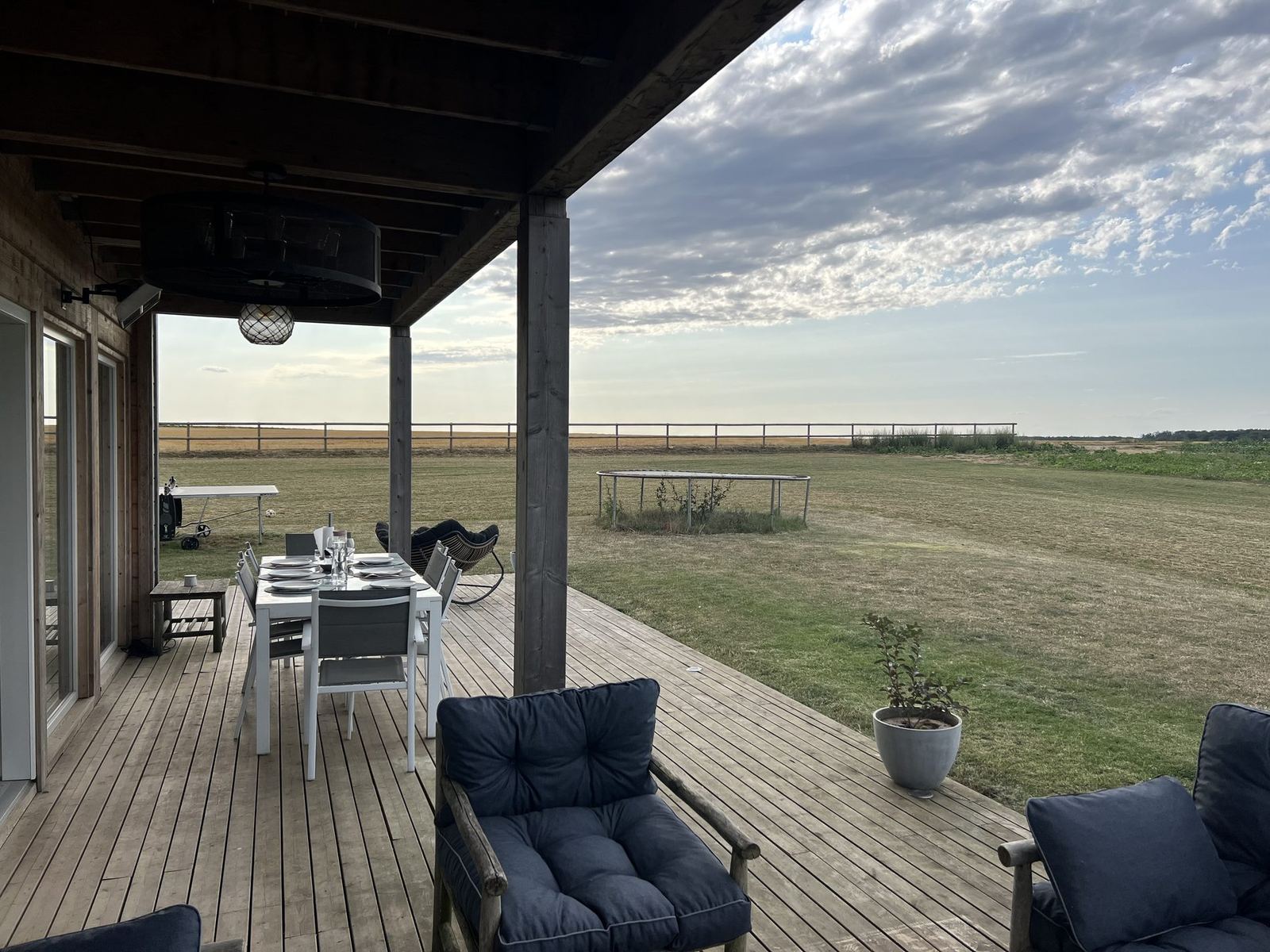 La terrasse couverte, face aux champs
