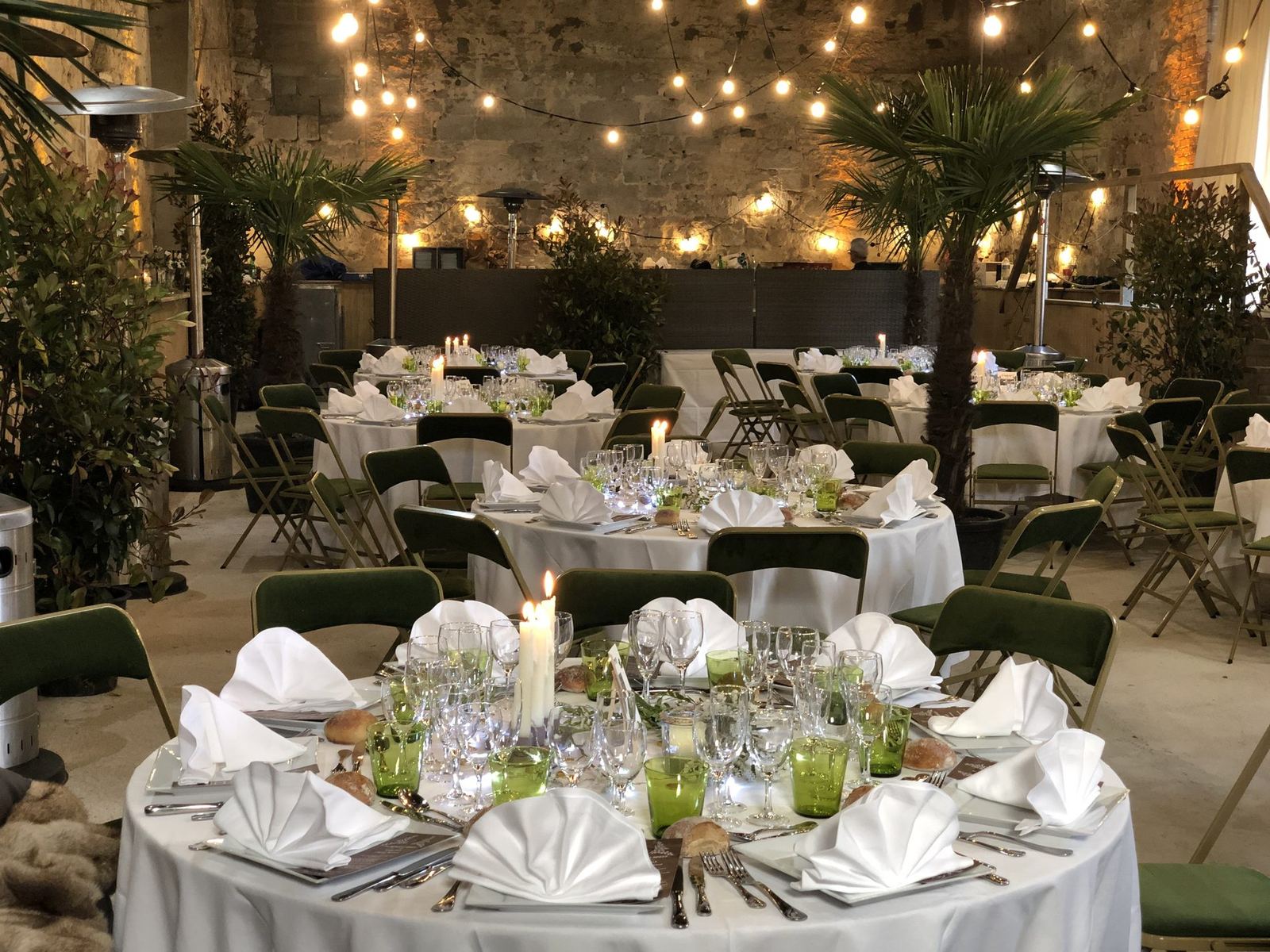 Dîner dressé dans la grange
