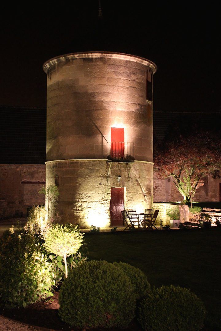 La cour et le pigeonnier illuminés