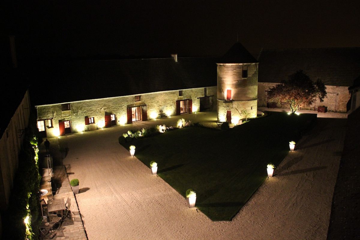 La cour illuminée aux photophores