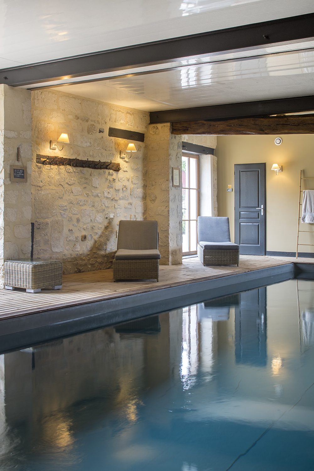 La piscine intérieure chauffée, murs de pierre chaulés
