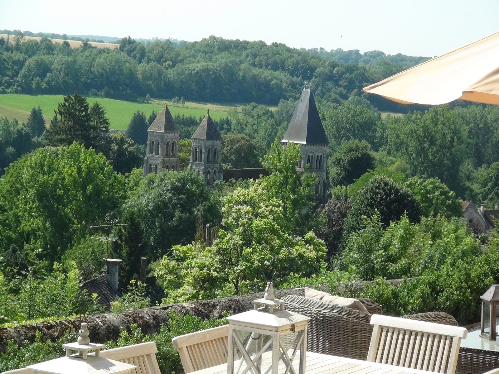 La terrasse en plein été, l’abbaye romane au fond